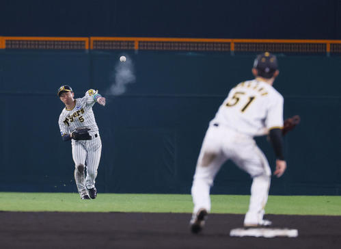 阪神対オリックス　7回表オリックス1死一塁、宗の中前の打球を二塁封殺し、中前ゴロにする阪神近本（撮影・藤尾明華）