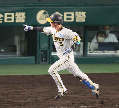 阪神対オリックス　8回裏阪神無死一、三塁、近本は右適時打を放つ（撮影・加藤哉）