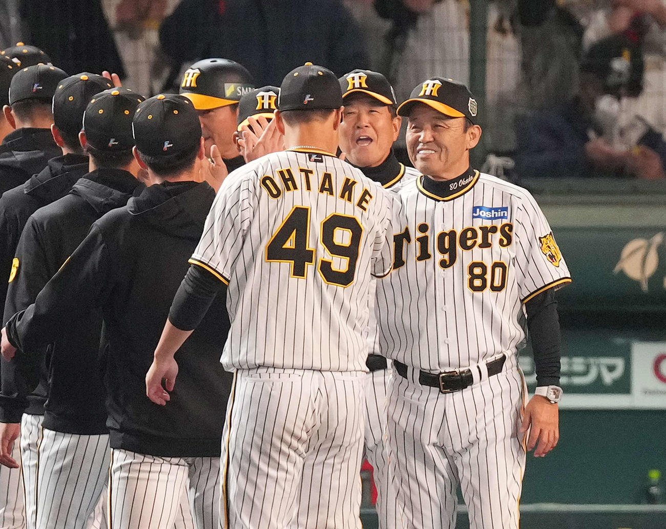 日本一に王手をかけ、大竹（手前）を笑顔で迎える岡田監督（2023年11月2日撮影）