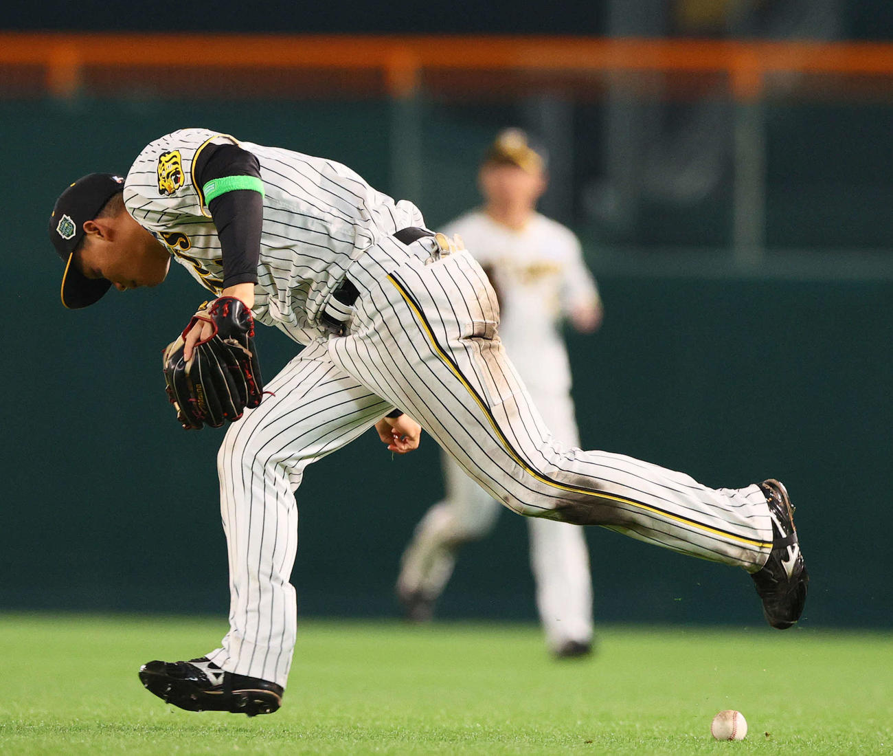 7回表オリックス2死一塁、森の打球を後逸した二塁手中野のカバーに入るも、さらに後逸する右翼手森下（2023年11月2日撮影）
