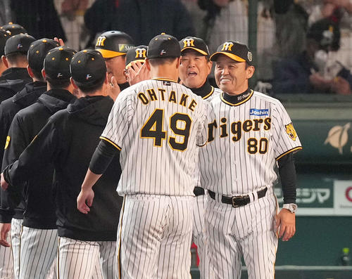 日本一に王手をかけ、大竹（手前）を笑顔で迎える岡田監督（2023年11月2日撮影）