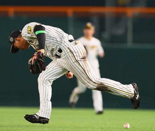 7回表オリックス2死一塁、森の打球を後逸した二塁手中野のカバーに入るも、さらに後逸する右翼手森下（2023年11月2日撮影）
