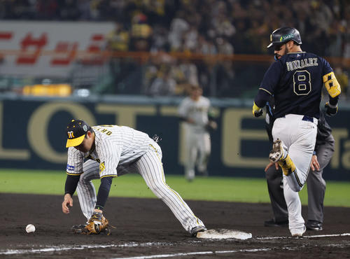 6回表オリックス2死、ゴンザレス（右）の投ゴロで送球を捕球ミスする大山（2023年11月2日撮影）