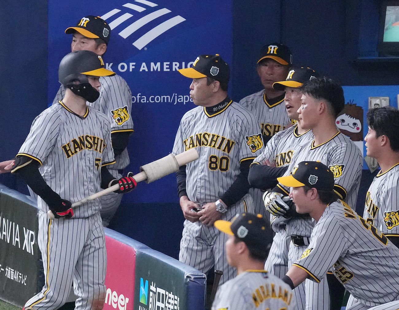 オリックス対阪神　4回表阪神2死一、三塁、近本の右飛の判定にリクエストをするもジャッジは変わらずベンチで渋い表情を見せる岡田監督（中央）（撮影・菅敏）