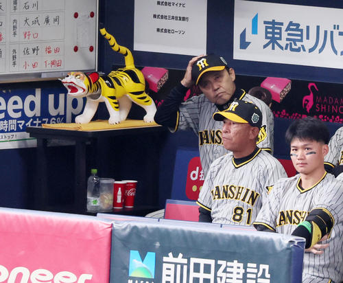 オリックス対阪神　張り子の虎とベンチの岡田監督（撮影・加藤哉）