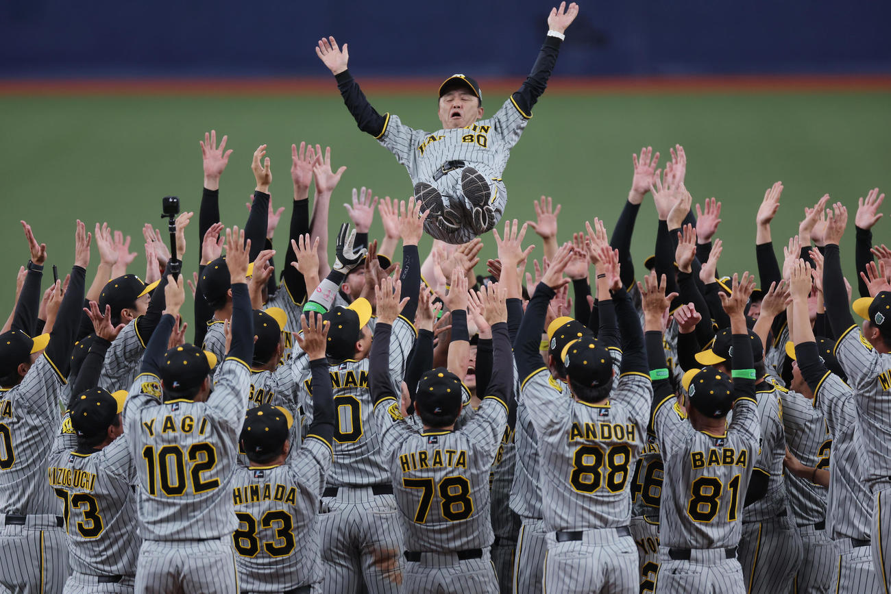 オリックス対阪神　38年ぶりの日本一を達成し、ナインに胴上げされる阪神岡田監督（撮影・前田充）
