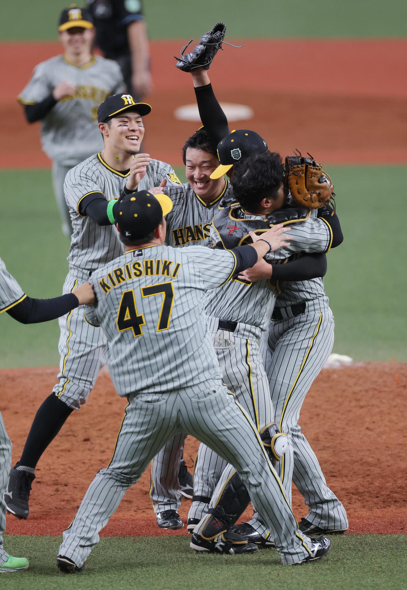 オリックス対阪神　オリックスを破り38年ぶりの日本一を達成し、歓喜する大山（中央）、佐藤輝（左）ら阪神ナイン（撮影・前田充）