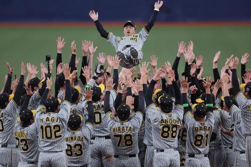 オリックス対阪神　38年ぶりの日本一を達成し、ナインに胴上げされる阪神岡田監督（撮影・前田充）