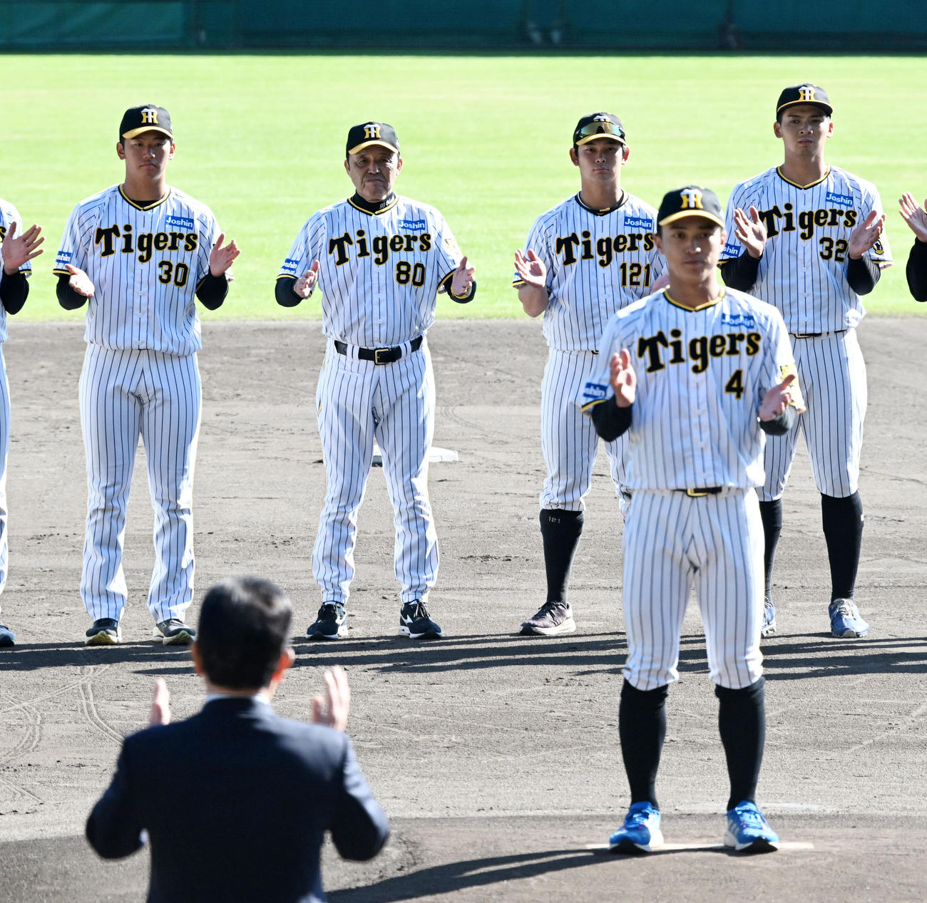 秋季キャンプを打ち上げ阪神熊谷（手前）の音頭で一本締めを行う、左から門別、岡田監督、野口、井上（撮影・前岡正明）
