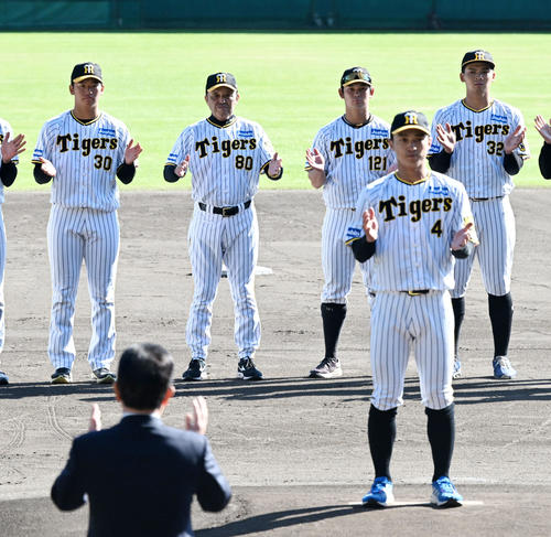 秋季キャンプを打ち上げ阪神熊谷（手前）の音頭で一本締めを行う、左から門別、岡田監督、野口、井上（撮影・前岡正明）