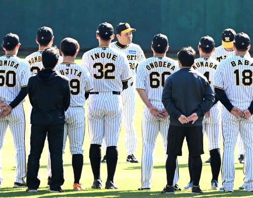 秋季キャンプを打ち上げナインに訓示する岡田監督（撮影・前岡正明）