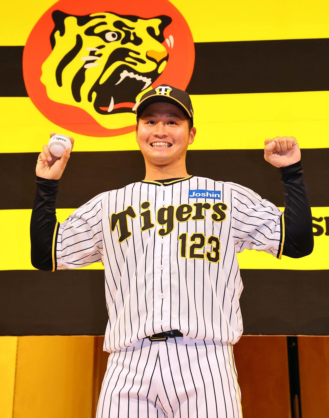 笑顔でポーズを決める育成ドラフト1位松原（撮影・上田博志）