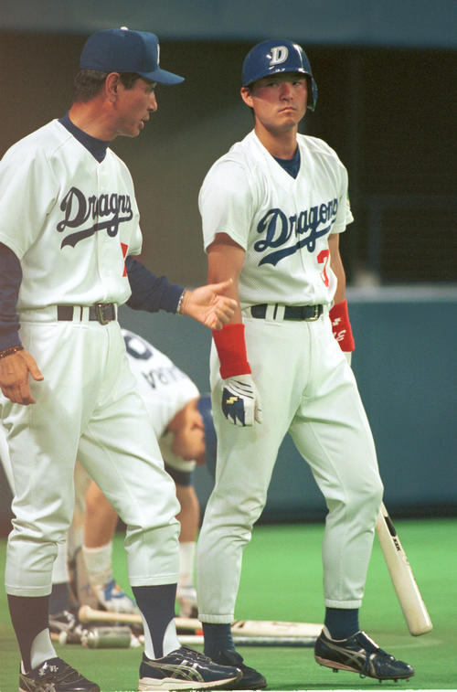 中日星野仙一監督（左）と筒井壮（1998年7月撮影）