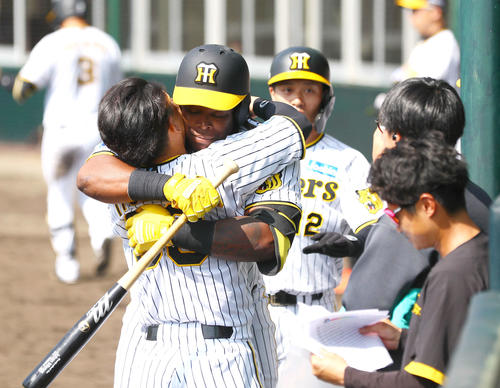 紅白戦　2回裏白組1死一塁、左越え2点本塁打を放ったミエセス（左から2人目）は糸原とハグ（撮影・上山淳一）