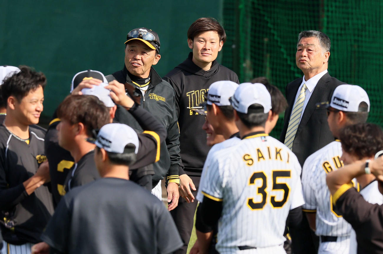 川藤幸三OB会長（右）と談笑する岡田監督（撮影・加藤哉）