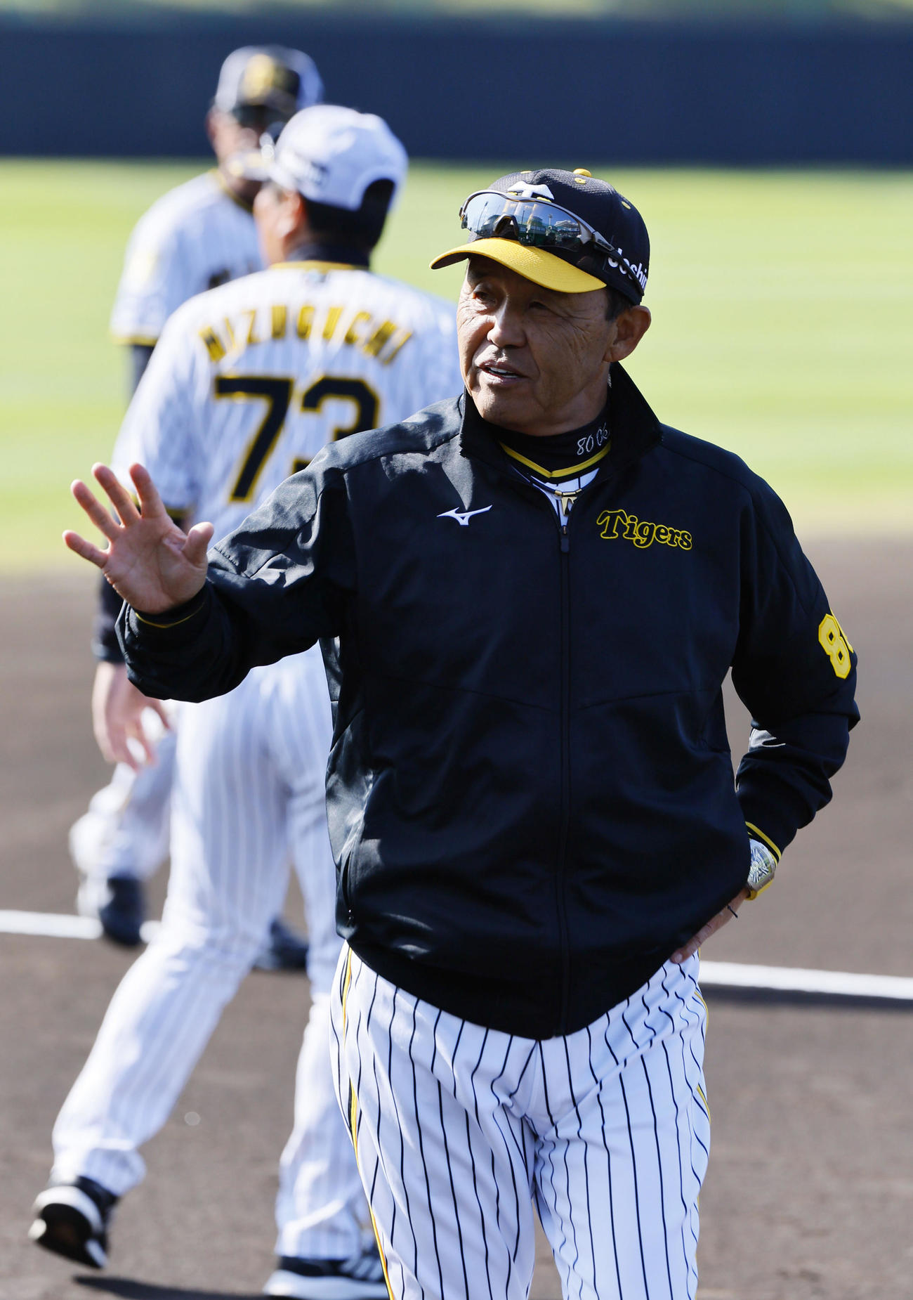 13日、ファンの声援に手を振る阪神岡田監督