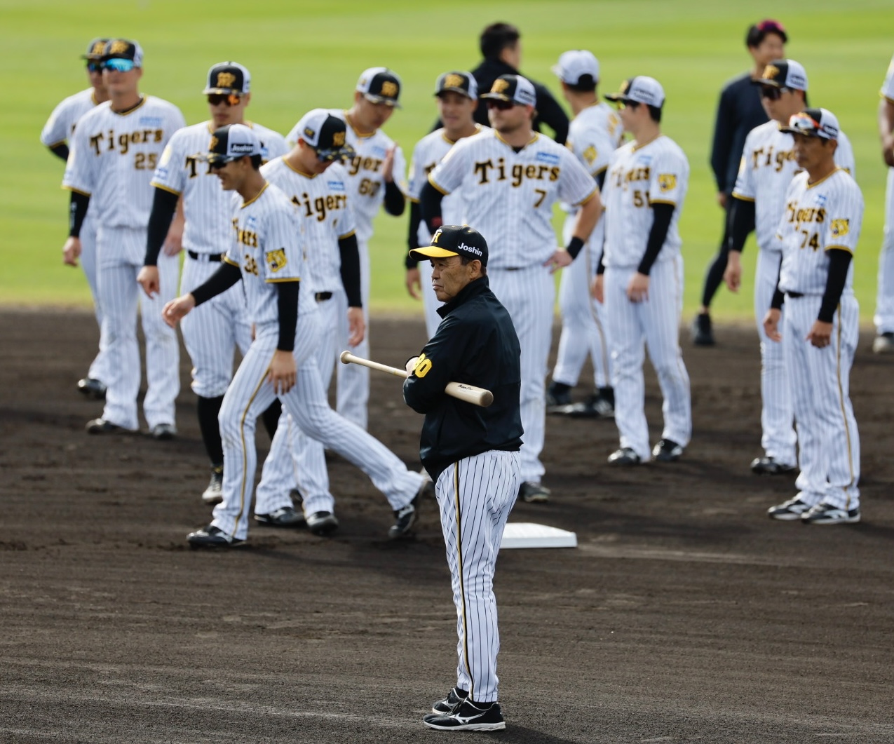 10日、走塁練習を見つめる阪神岡田監督