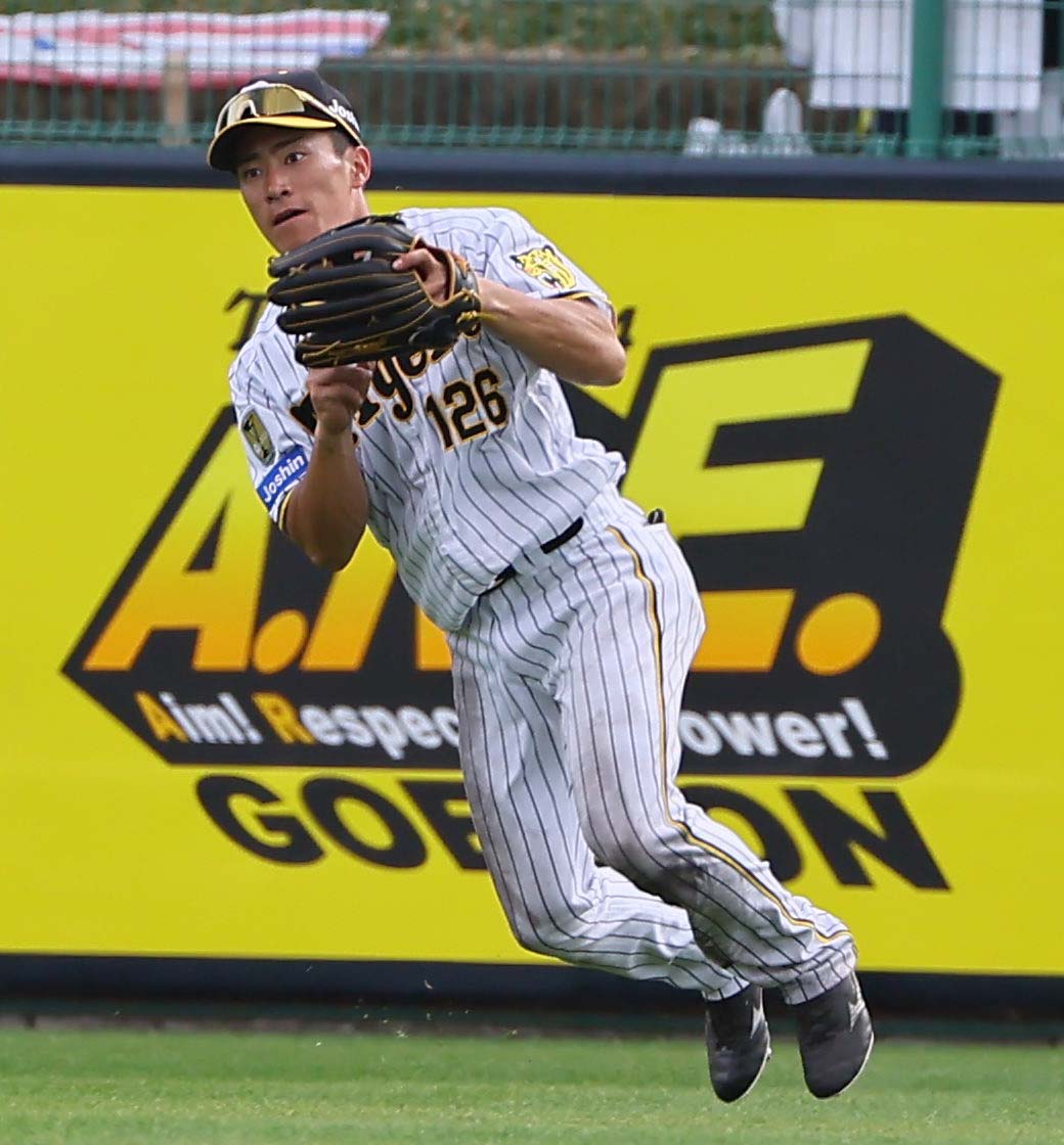 阪神対楽天　9回表楽天2死一塁、中堅福島は山田の安打を処理する（撮影・上田博志）
