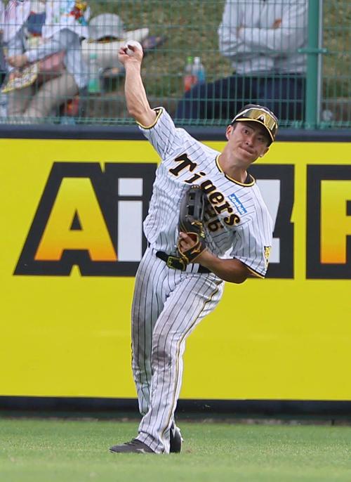 阪神対楽天　9回表楽天2死一塁、中堅福島は山田の安打を処理する（撮影・上田博志）