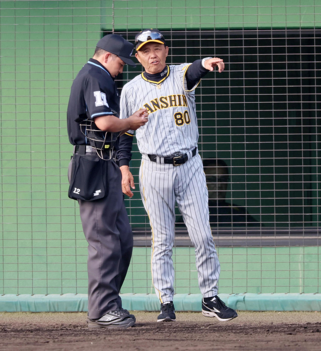 広島対阪神　8回表を終え交代を告げる岡田監督（撮影・加藤哉）