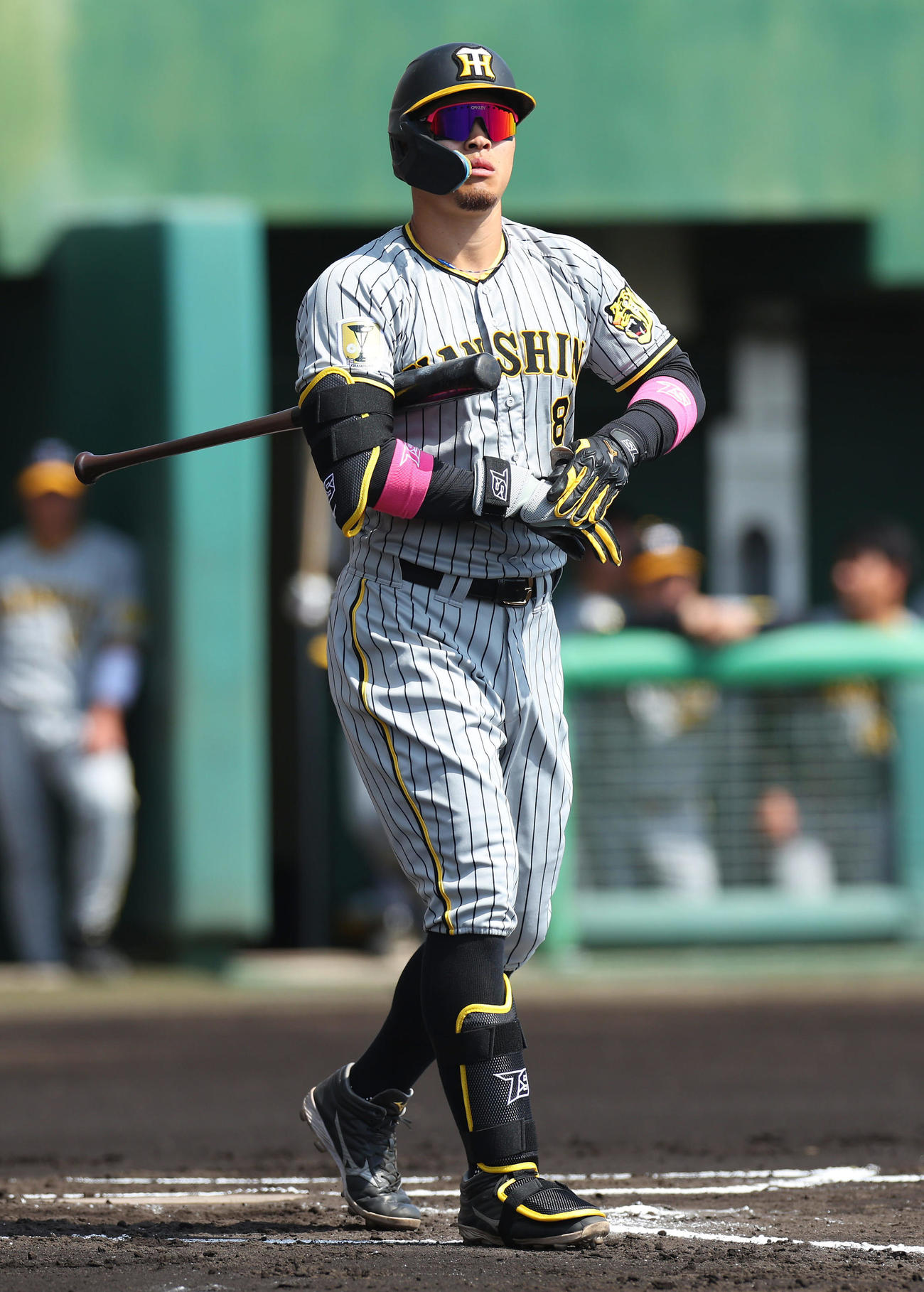 1回表阪神2死二塁、四球を選ぶ佐藤輝（撮影・前田充）
