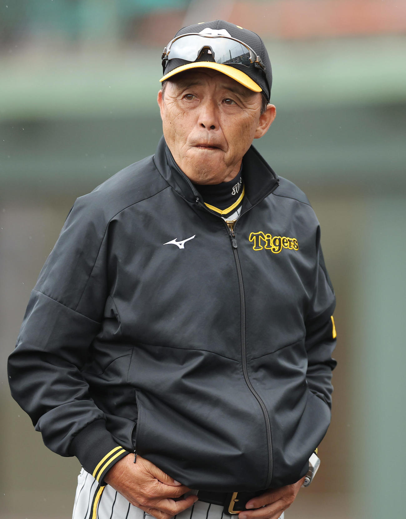 中日対阪神　3回を終え、選手交代を告げベンチへ戻る阪神岡田監督（撮影・前田充）