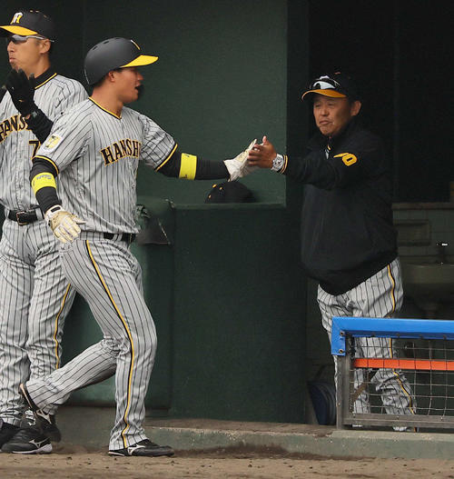中日対阪神　2回表阪神2死一、二塁、坂本の左前先制適時打で生還した森下（左）をハイタッチで出迎える岡田監督（撮影・上田博志）