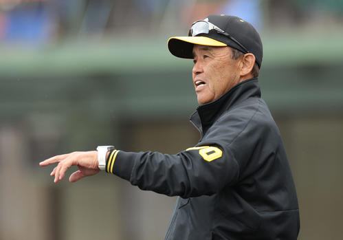中日対阪神　3回を終え、選手交代を告げる阪神岡田監督（撮影・前田充）
