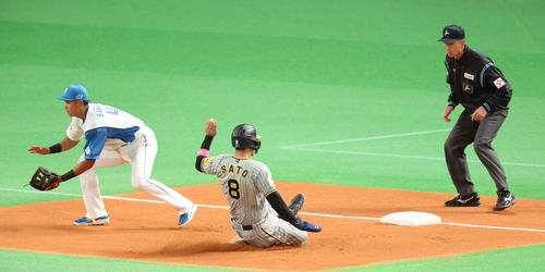 日本ハム対阪神　6回表阪神1死二塁、森下の一邪飛で三塁にタッチアップをする二走佐藤輝（撮影・佐藤翔太）