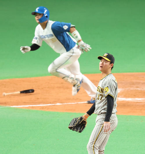 日本ハム対阪神　7回裏日本ハム2死二、三塁、郡司に逆転となる2点右前適時打を浴びる及川（撮影・佐藤翔太）