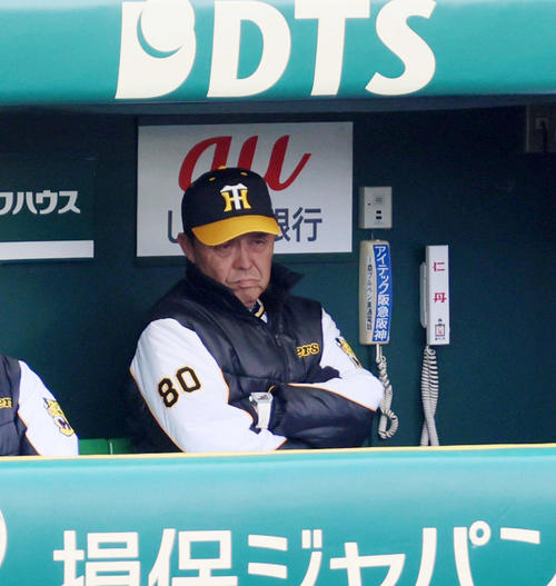 阪神対ヤクルト　8回裏、拙守で逆転を許し、ベンチで厳しい表情を見せる岡田監督（撮影・加藤哉）