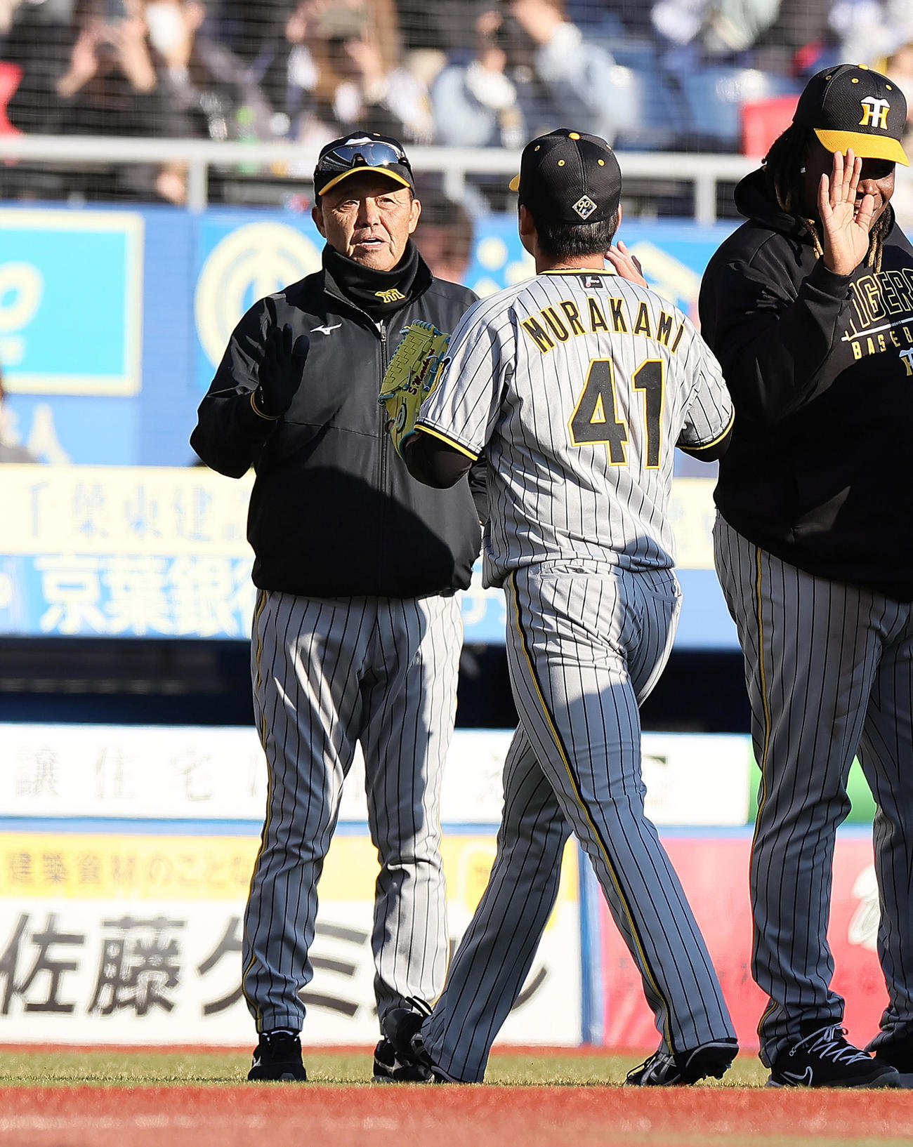 ロッテ対阪神　試合に勝利した阪神岡田監督（左）は村上をタッチで迎える（撮影・足立雅史）