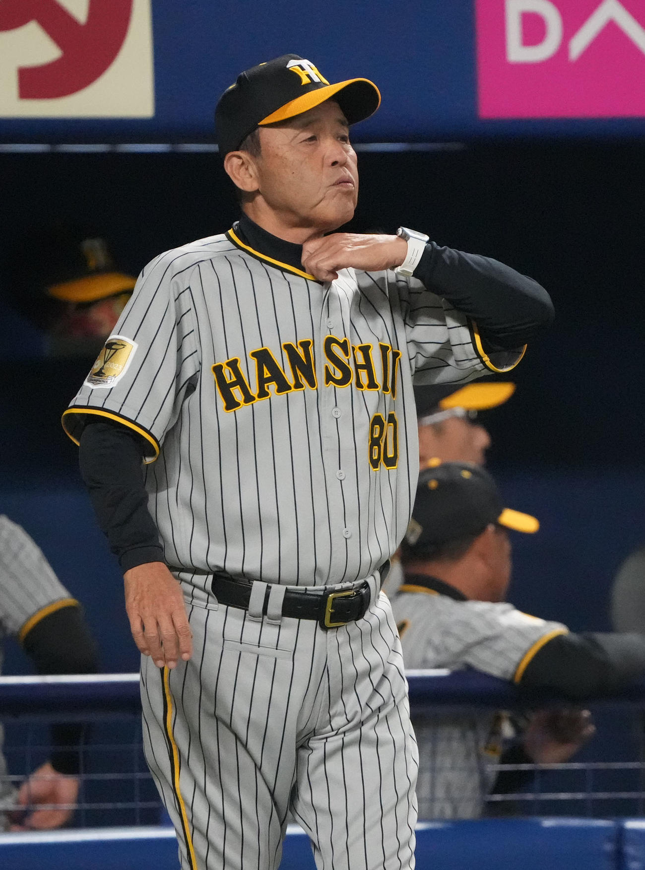 中日対阪神　8回表終了、選手交代を告げる岡田監督（撮影・森本幸一）
