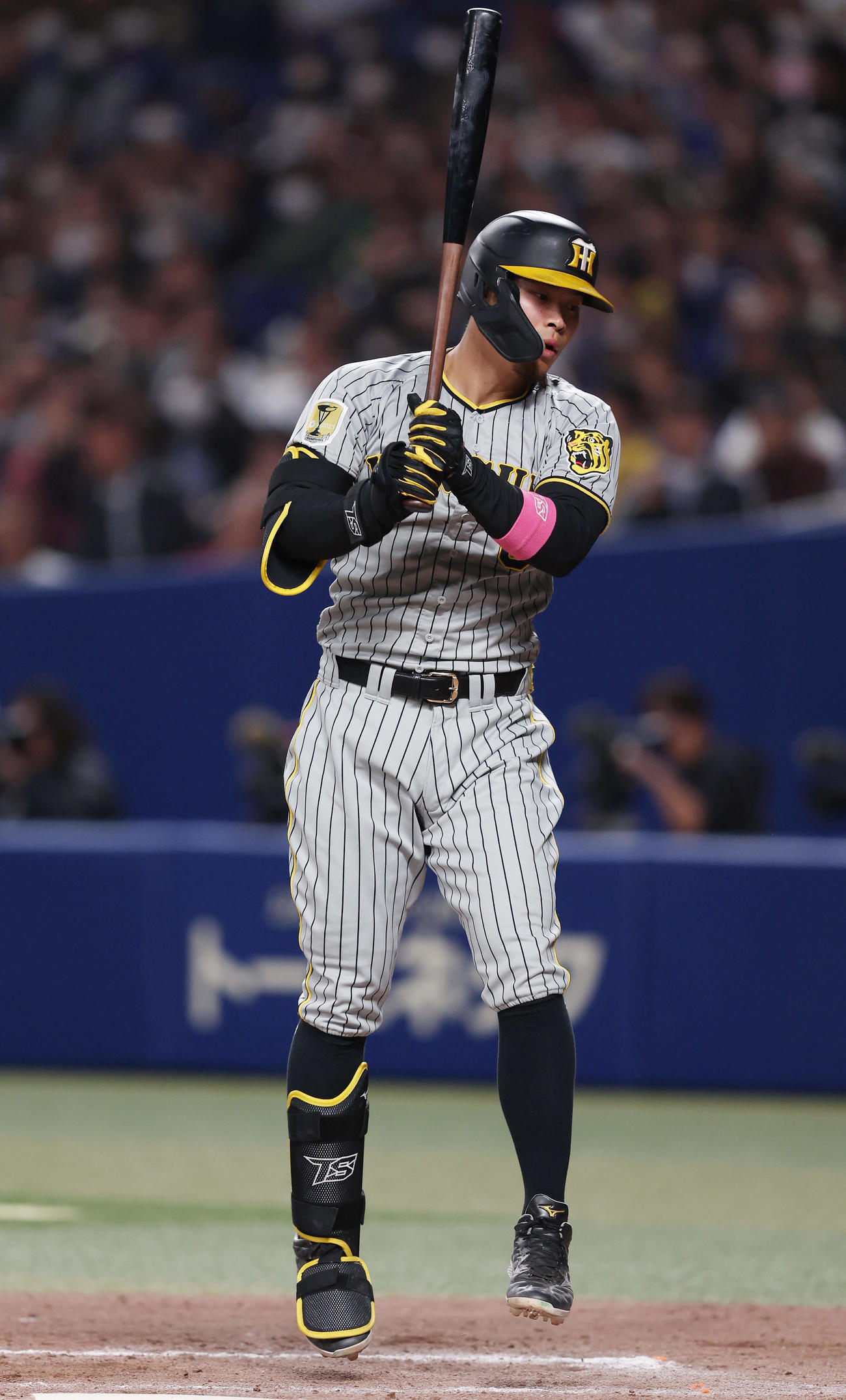 中日対阪神　9回表阪神無死一、三塁、空振り三振に倒れる佐藤輝（撮影・前田充）