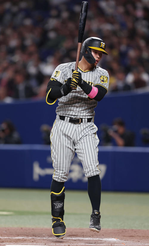 中日対阪神　9回表阪神無死一、三塁、空振り三振に倒れる佐藤輝（撮影・前田充）