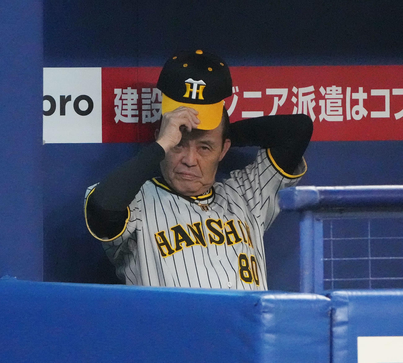 中日対阪神　4回表終了、ベンチの岡田監督（撮影・森本幸一）