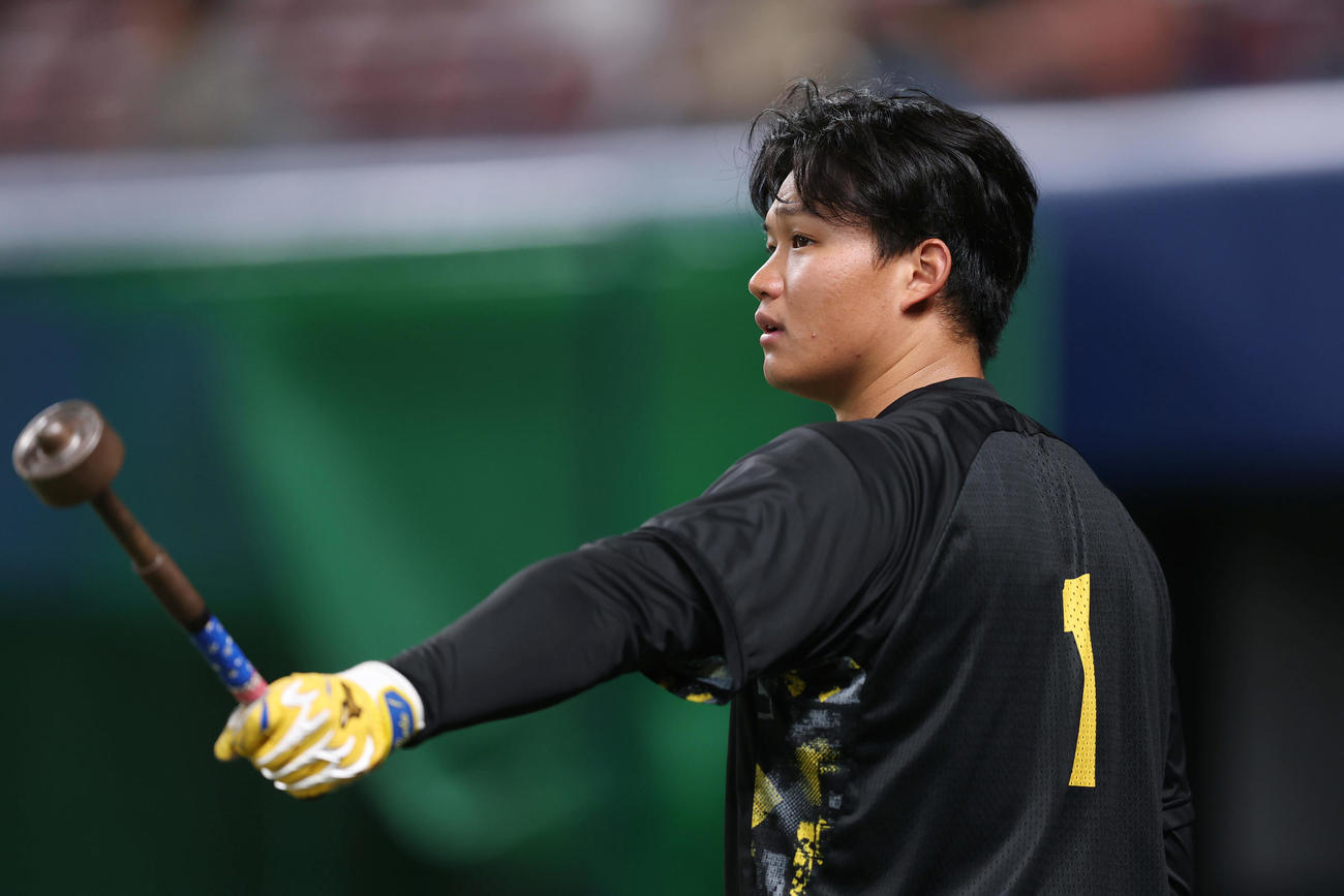 中日対阪神　特殊な器具を手に試合前練習に臨む阪神森下（撮影・前田充）