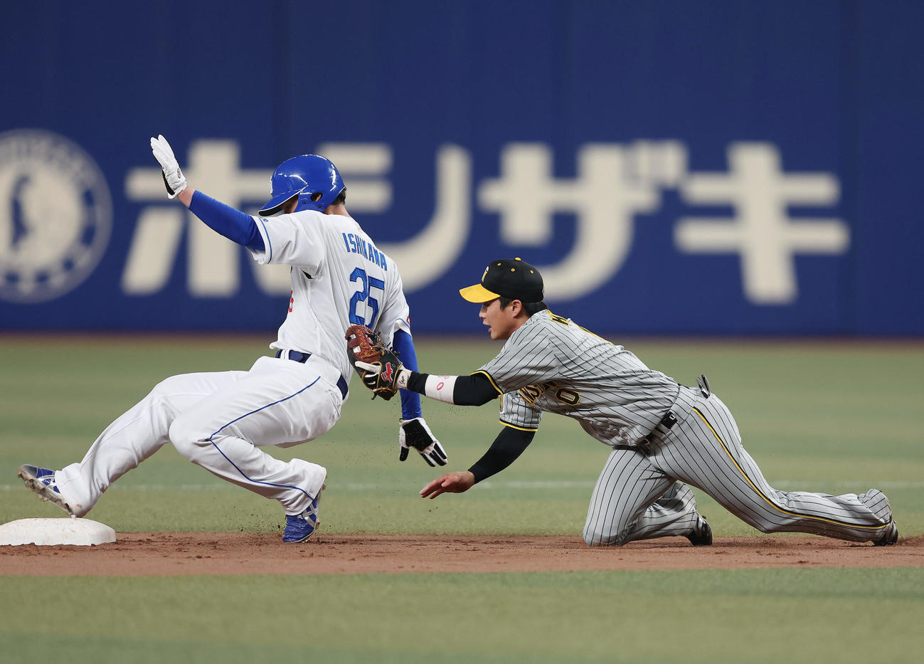 中日対阪神　6回裏中日無死一塁、宇佐見の投ゴロを処理したゲラからの送球をはじく遊撃手木浪。走者石川昂（撮影・前田充）