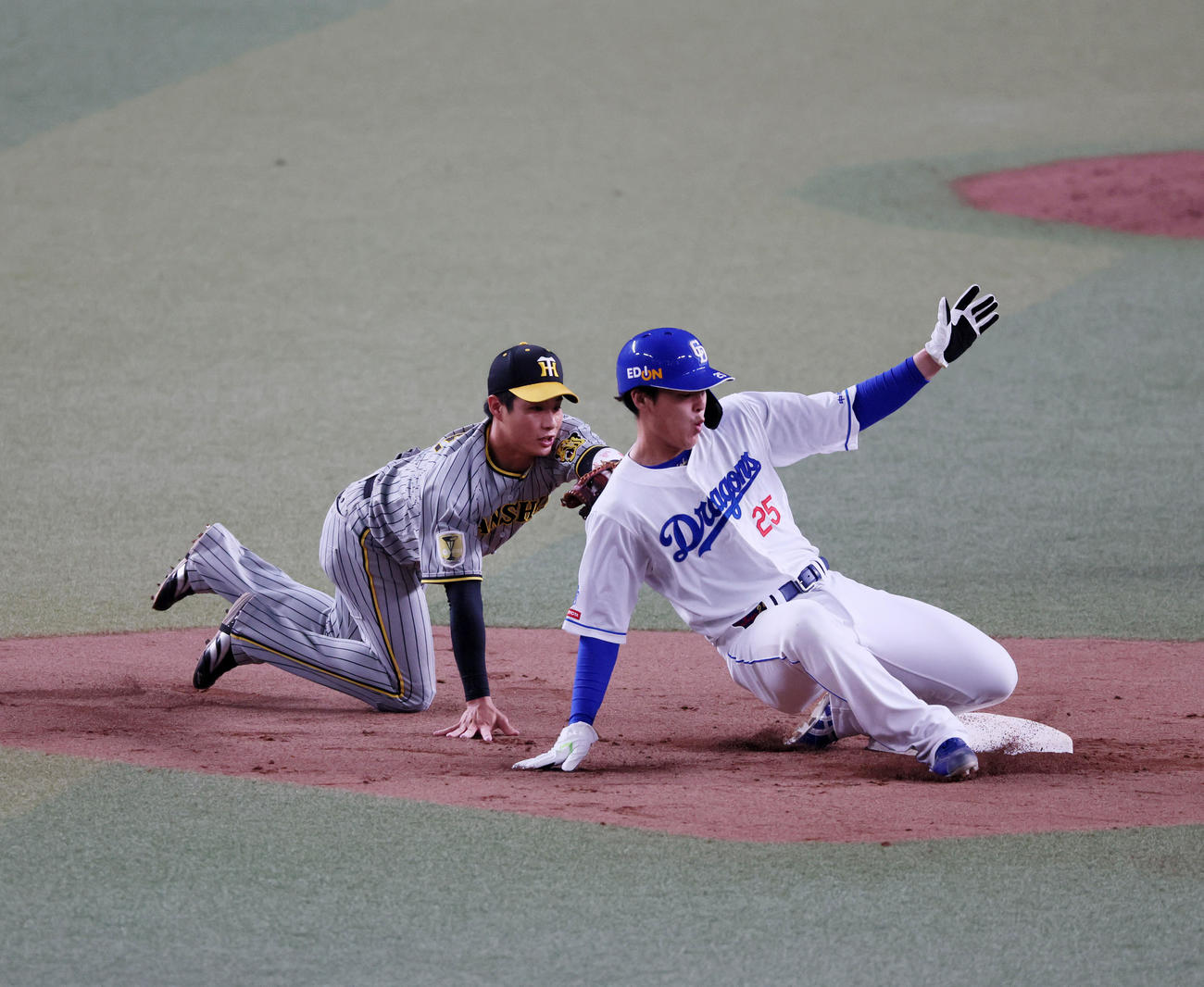 中日対阪神　6回裏中日無死一塁、ゲラは宇佐見の投ゴロを二塁するが木浪がエラー。一塁走者は石川昂（撮影・加藤哉）