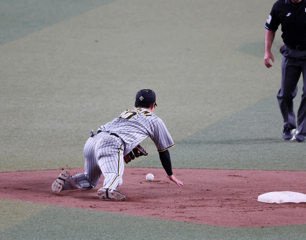 中日対阪神　6回裏中日無死一塁、ゲラは宇佐見の投ゴロを二塁するが木浪がエラー（撮影・加藤哉）
