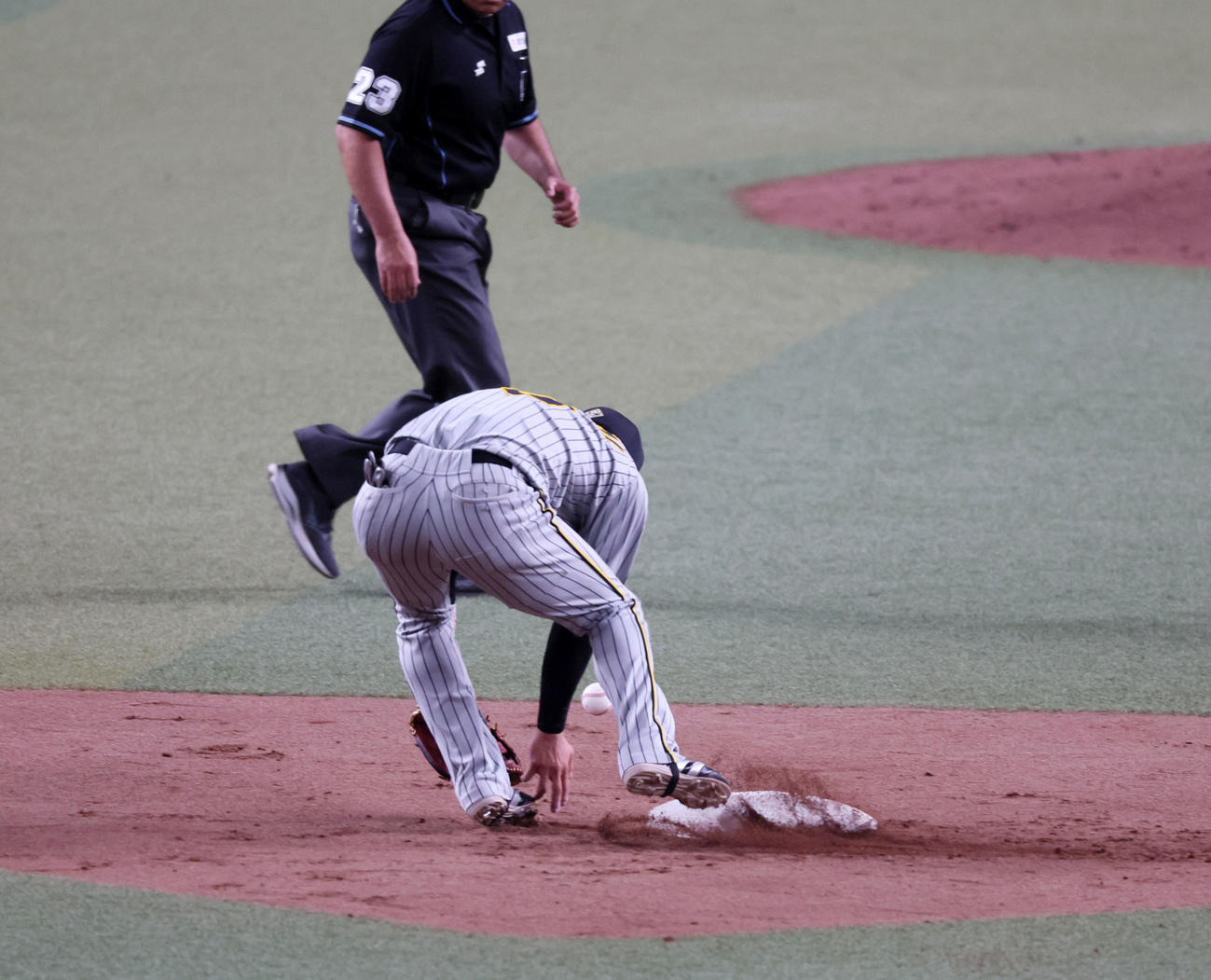 中日対阪神　6回裏中日無死一塁、ゲラは宇佐見の投ゴロを二塁するが木浪がエラー（撮影・加藤哉）