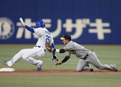 中日対阪神　6回裏中日無死一塁、宇佐見の投ゴロを処理したゲラからの送球をはじく遊撃手木浪。走者石川昂（撮影・前田充）
