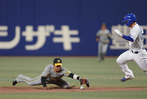 中日対阪神　6回裏中日無死一塁、宇佐見の投ゴロを処理したゲラからの送球をはじく遊撃手木浪。走者石川昂（撮影・前田充）