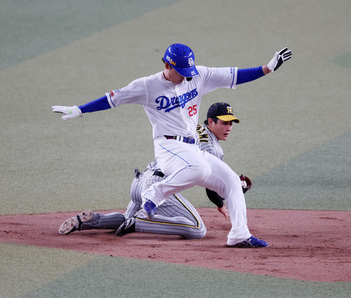 中日対阪神　6回裏中日無死一塁、ゲラは宇佐見の投ゴロを二塁するが木浪がエラー。一塁走者は石川昂（撮影・加藤哉）