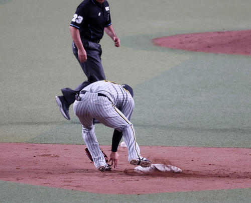 中日対阪神　6回裏中日無死一塁、ゲラは宇佐見の投ゴロを二塁するが木浪がエラー（撮影・加藤哉）