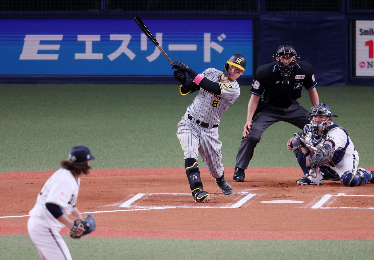 オリックス対阪神　6回表阪神無死、佐藤輝は右前打を放つ。投手は宮城（撮影・加藤哉）