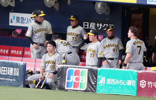 オリックス対阪神　オリックスに敗れて引き揚げる岡田監督（左）ら（撮影・加藤哉）