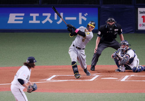 オリックス対阪神　6回表阪神無死、佐藤輝は右前打を放つ。投手は宮城（撮影・加藤哉）