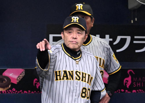 オリックス対阪神　9回表阪神1死一塁、代打に糸原を告げる岡田監督（撮影・前岡正明）