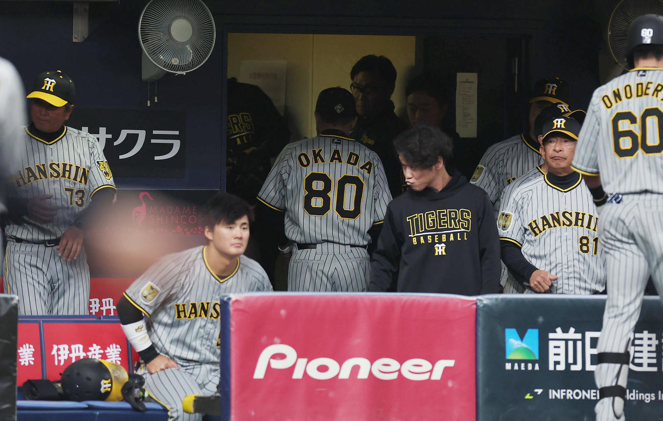 オリックス対阪神　オリックスに敗れ引き揚げる阪神岡田監督（中央）（撮影・前田充）